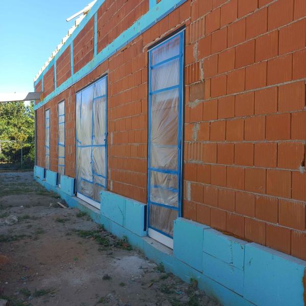 Beépítésre kerültek a nyílászárók.