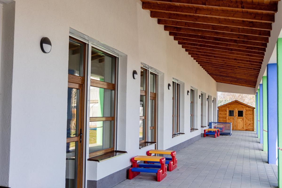 Udvarra néző csoportszobák.