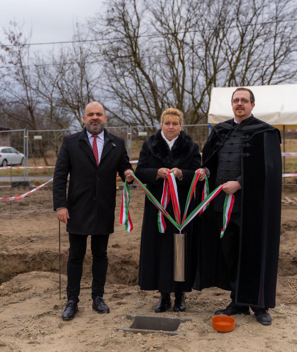 A bölcsőde ünnepélyes alapkőletétele: Balról jobbra a képen: Bóna Zoltán országgyűlési képviselő úr, Gergőné Varga Tünde polgármester asszony, Korsós Tamás nagytiszteletű úr.