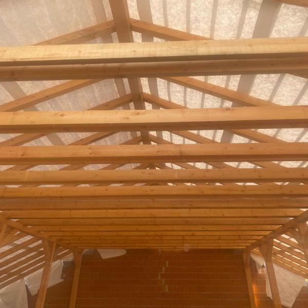 Áll a tetőszerkezet.